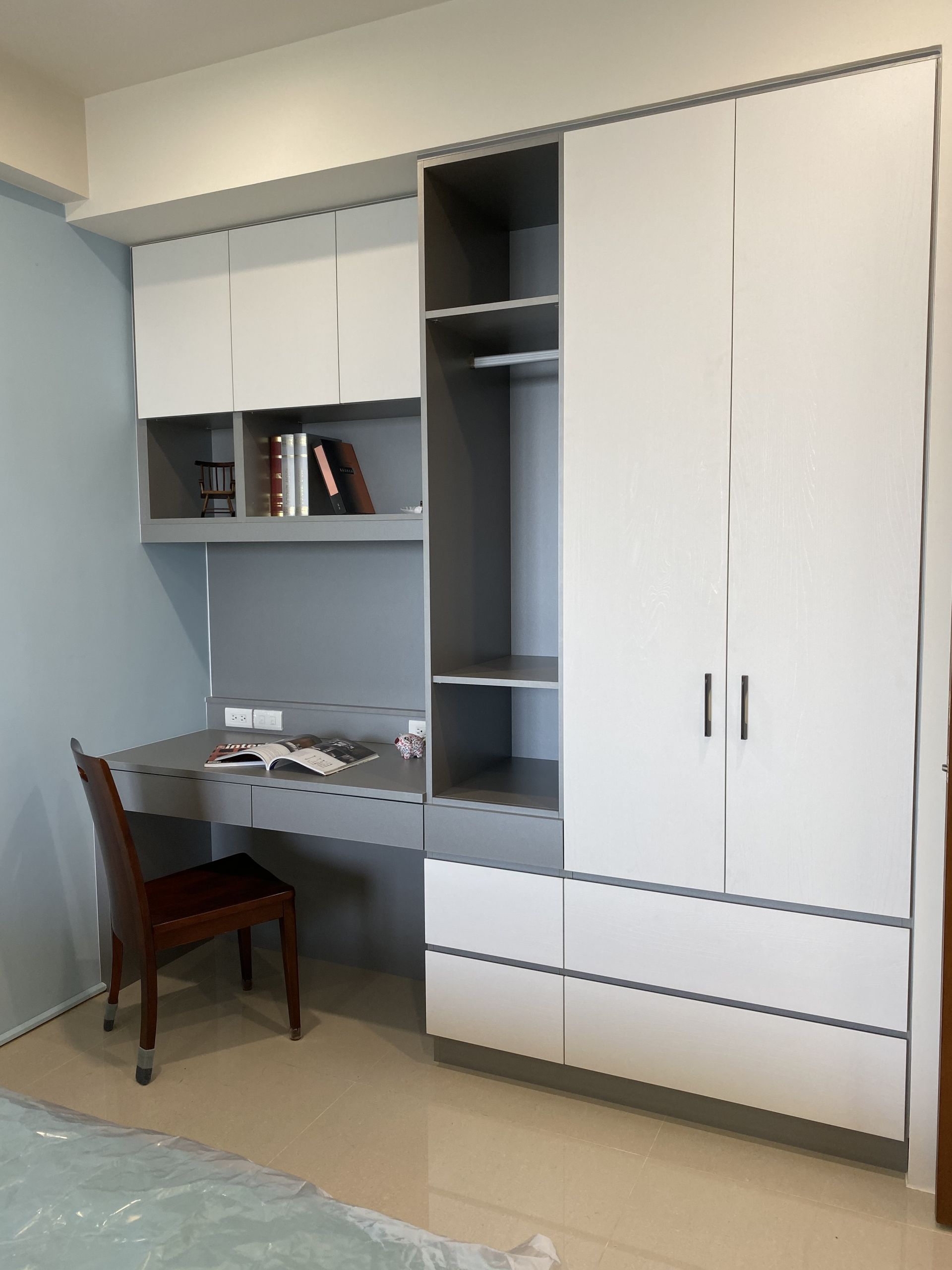 臥室機能全規劃，圓弧天花板溫馨，系統化妝台與書桌滿足日常儲物。