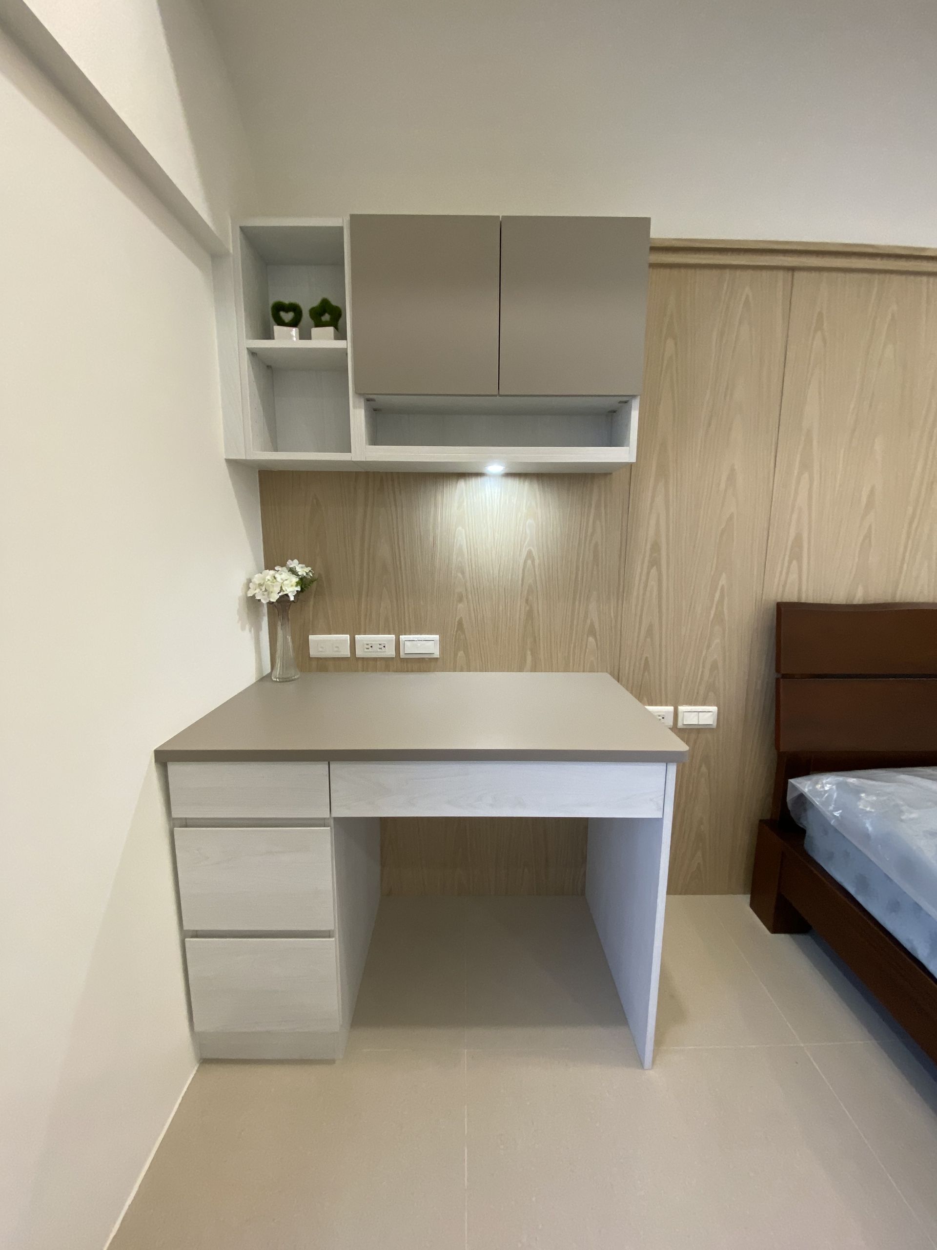 德盈設計層次豐富，文化石電視牆與木作半高牆，搭配餐桌收納矮櫃組。