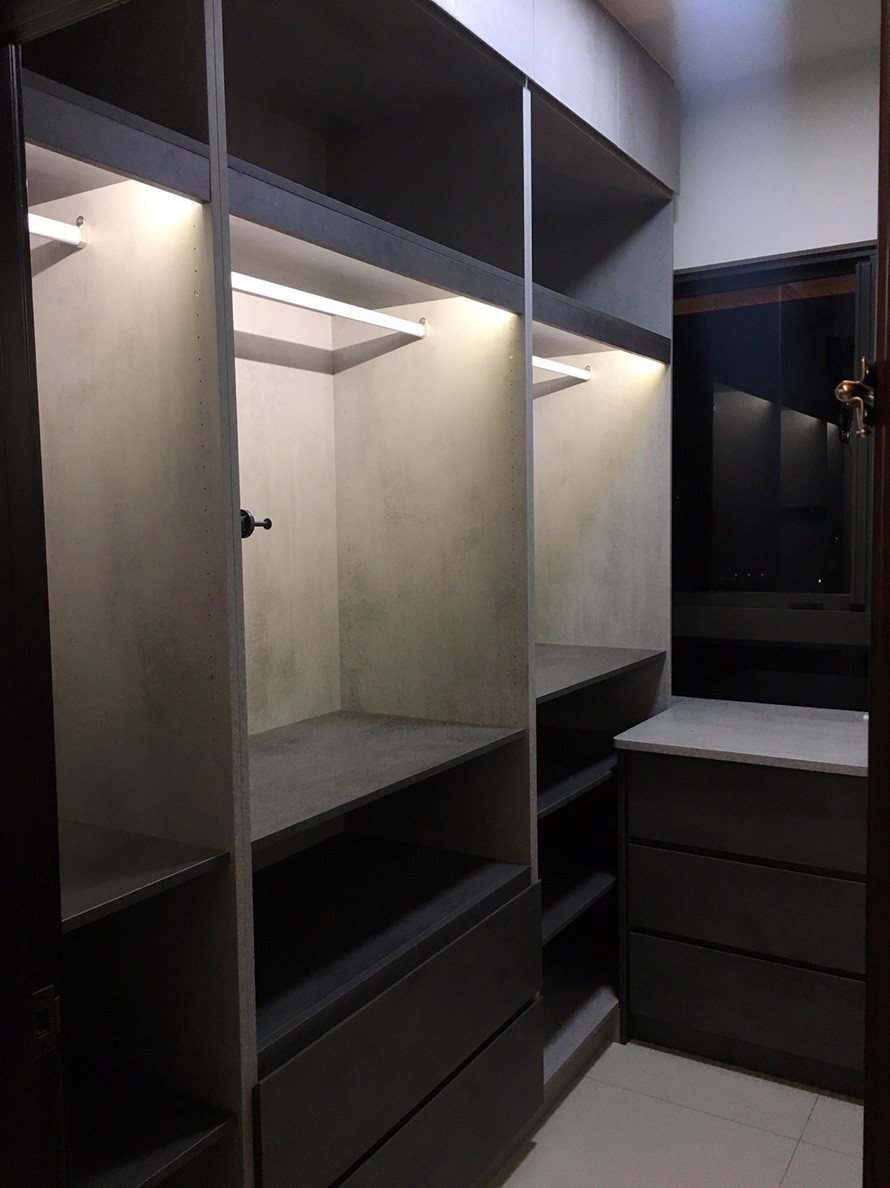 系統櫃量身配置： 專精收納櫃體與衣帽間設計，極大化空間效能與實用性。