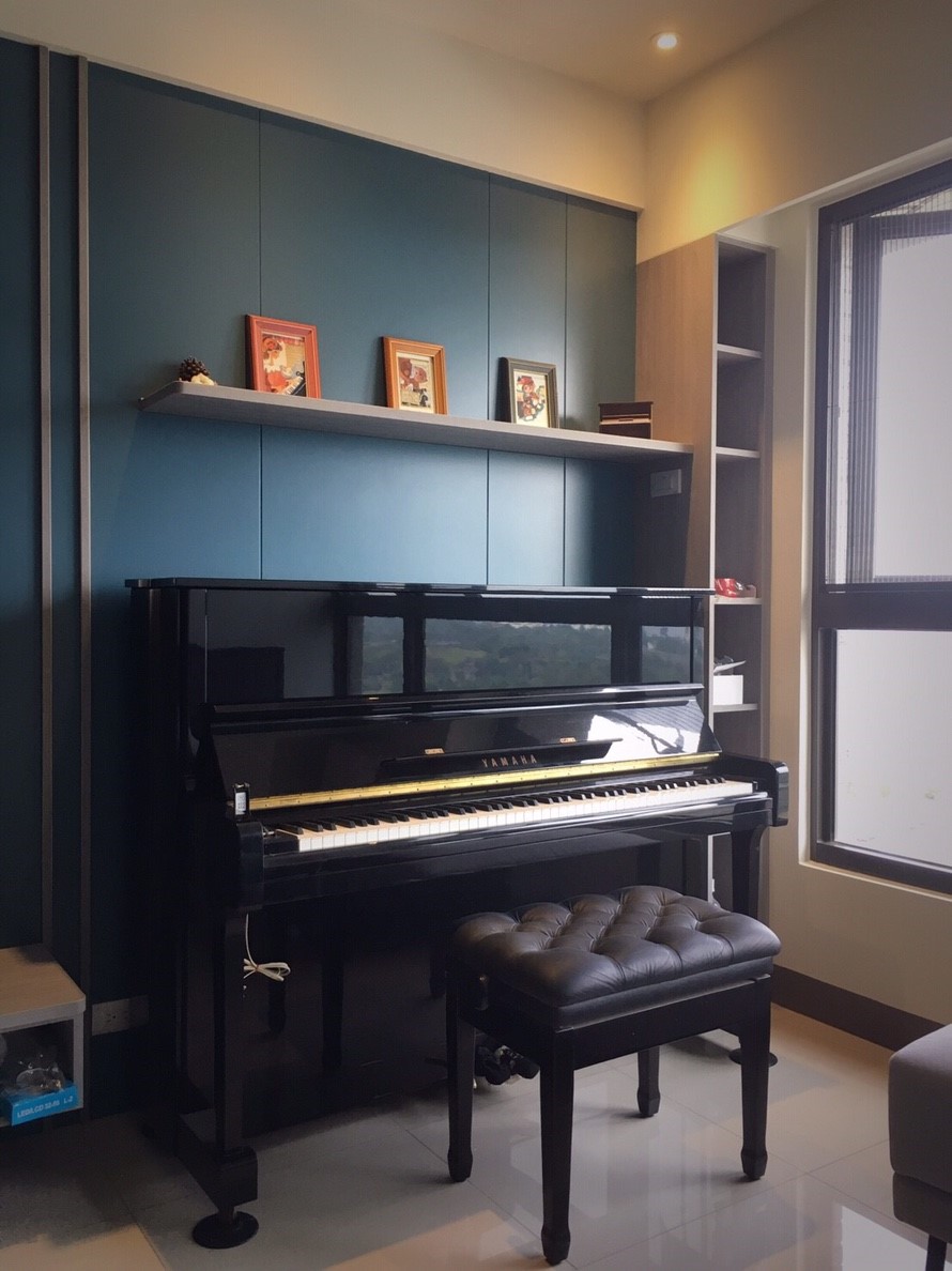 鋼琴旁也規劃了大量的收納吊櫃與開放高櫃，確保公領域永遠保持清爽。