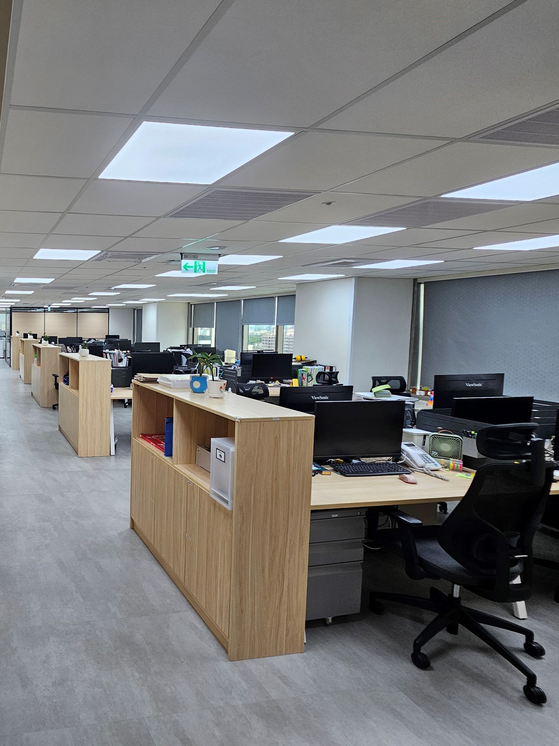 德盈台南辦公室設計，以淺色木紋營造明亮寬敞、舒適專業的工作氛圍。