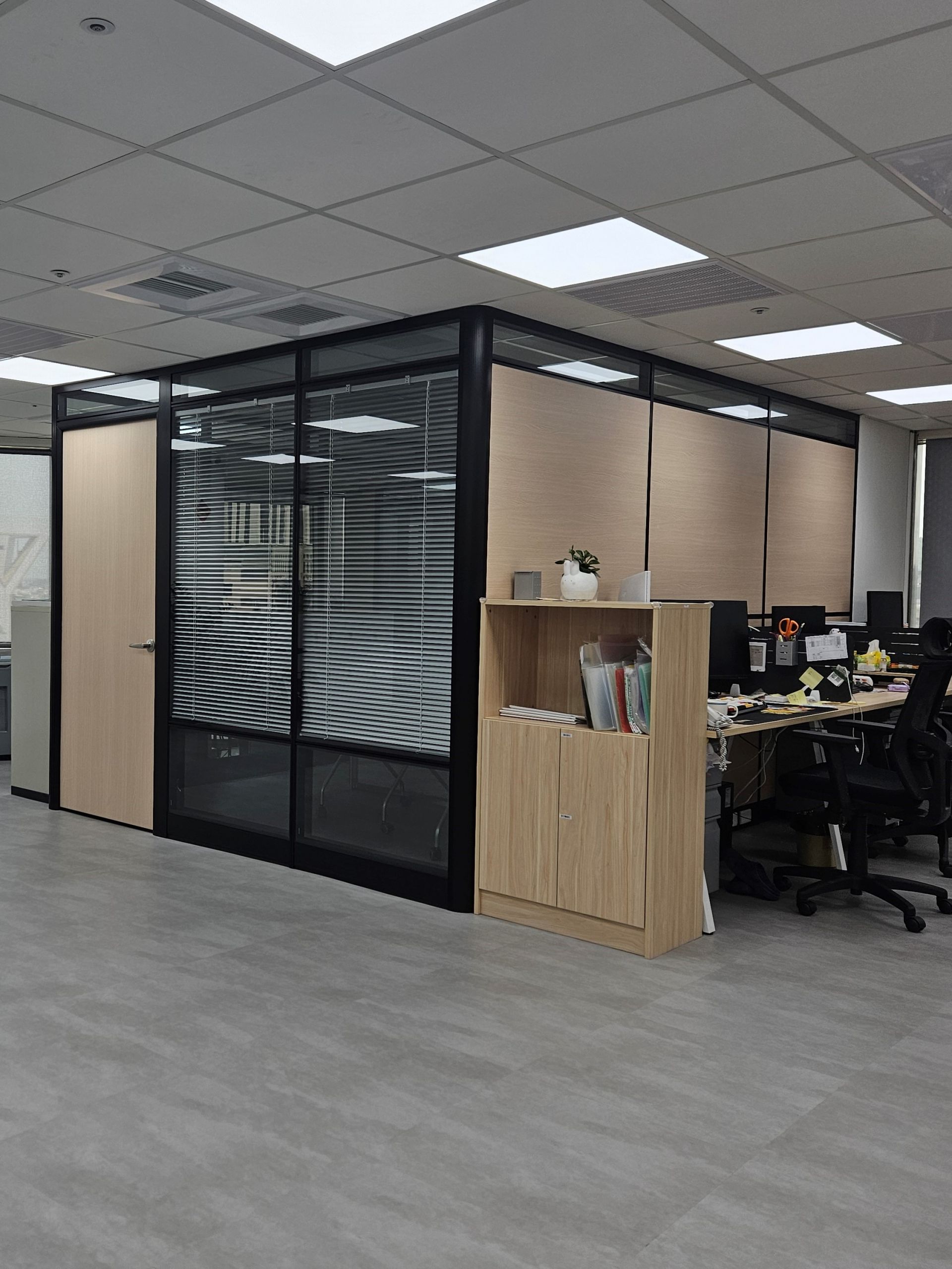 商辦空間美學實用，大理石櫃檯增添沉穩氣息提升企業形象與員工福祉。