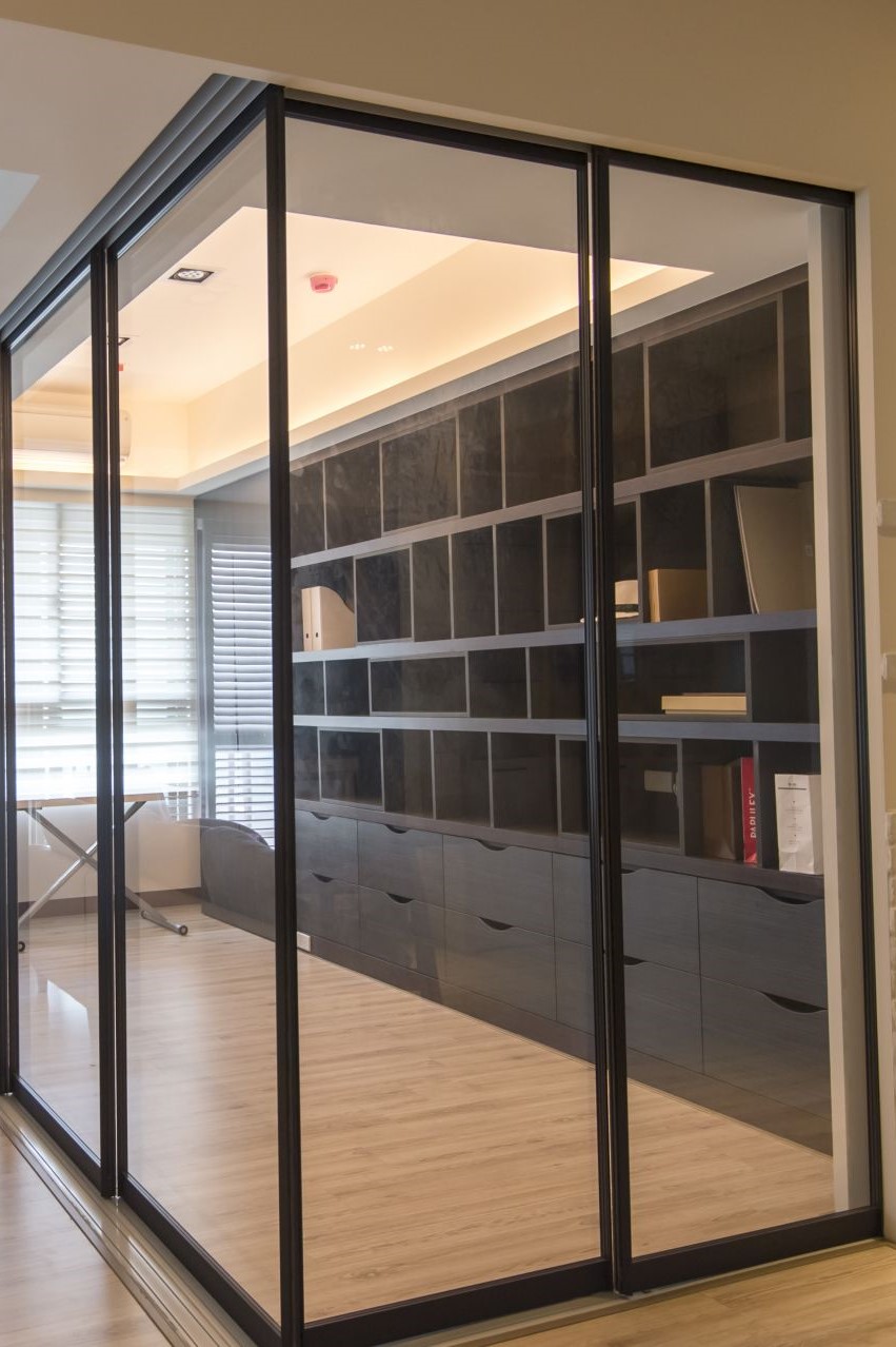 玻璃推拉門設計,巧妙劃分客廳書房,保持視覺穿透與彈性區隔。