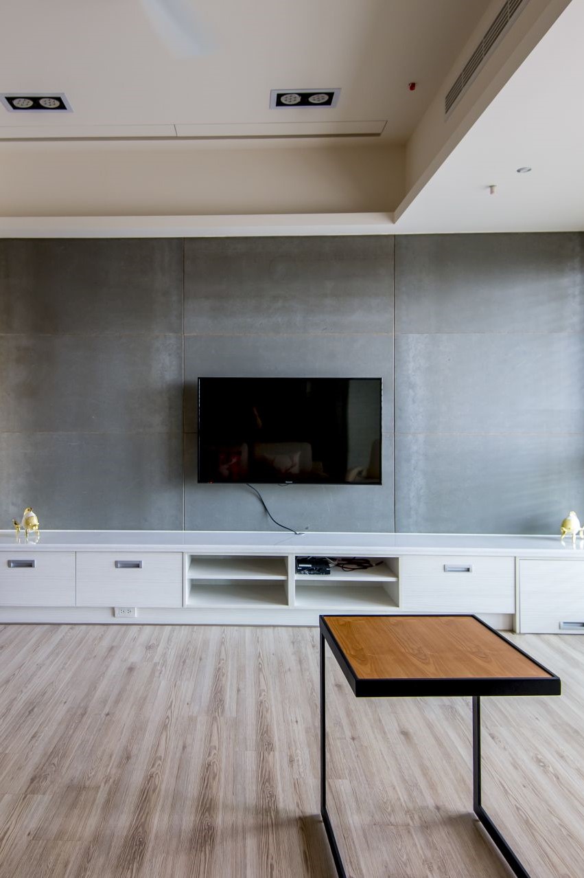 高雄46坪混搭新成屋,系統櫃整合電視牆,營造溫馨簡約與機能實用。