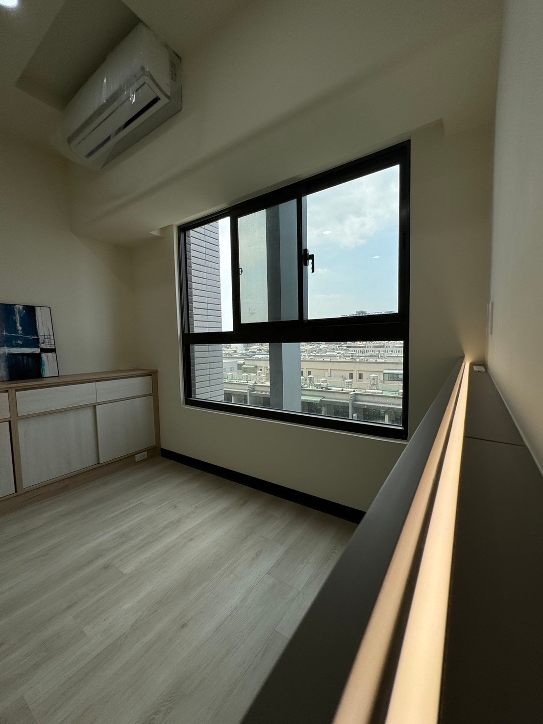 系統櫃轉化牆面為高效收納，簡潔門片完美隱藏雜物。