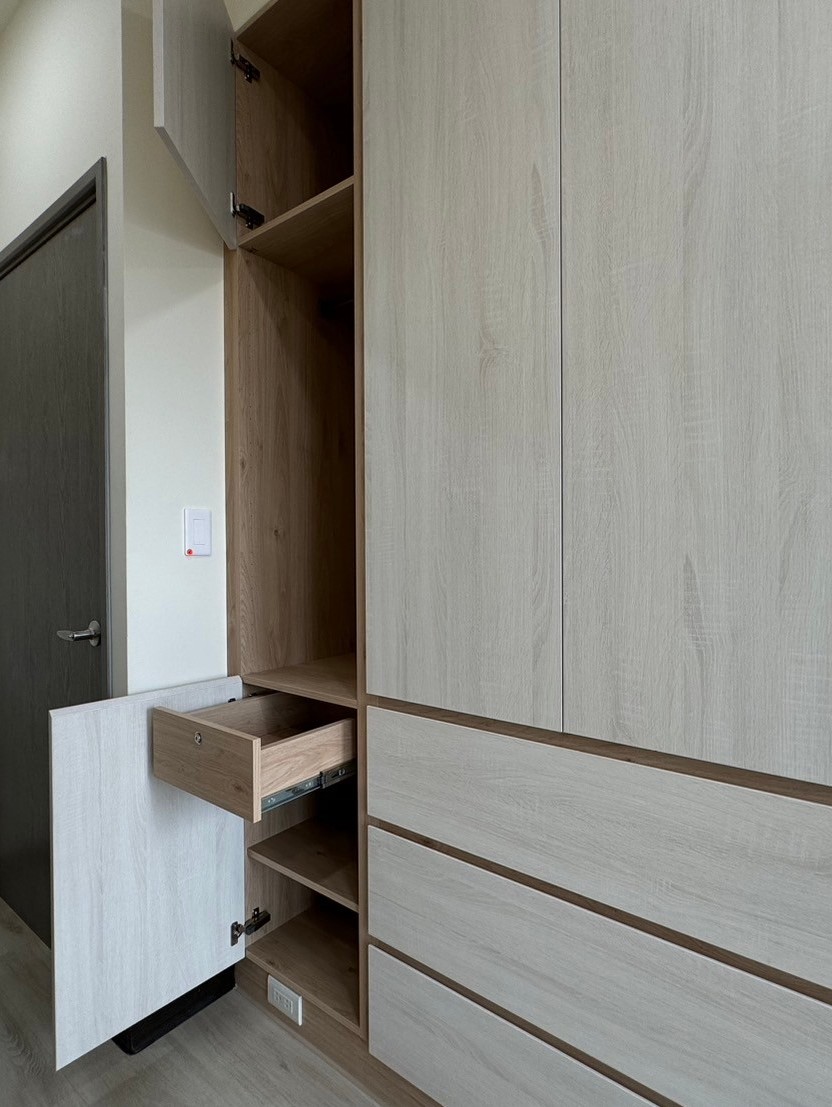 開放客廳配客製系統家具，流暢動線展現俐落高質感品味。