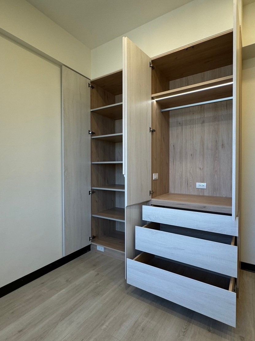 德盈專精現代宅機能美學，木作簡約色調營造明亮通透氛圍。