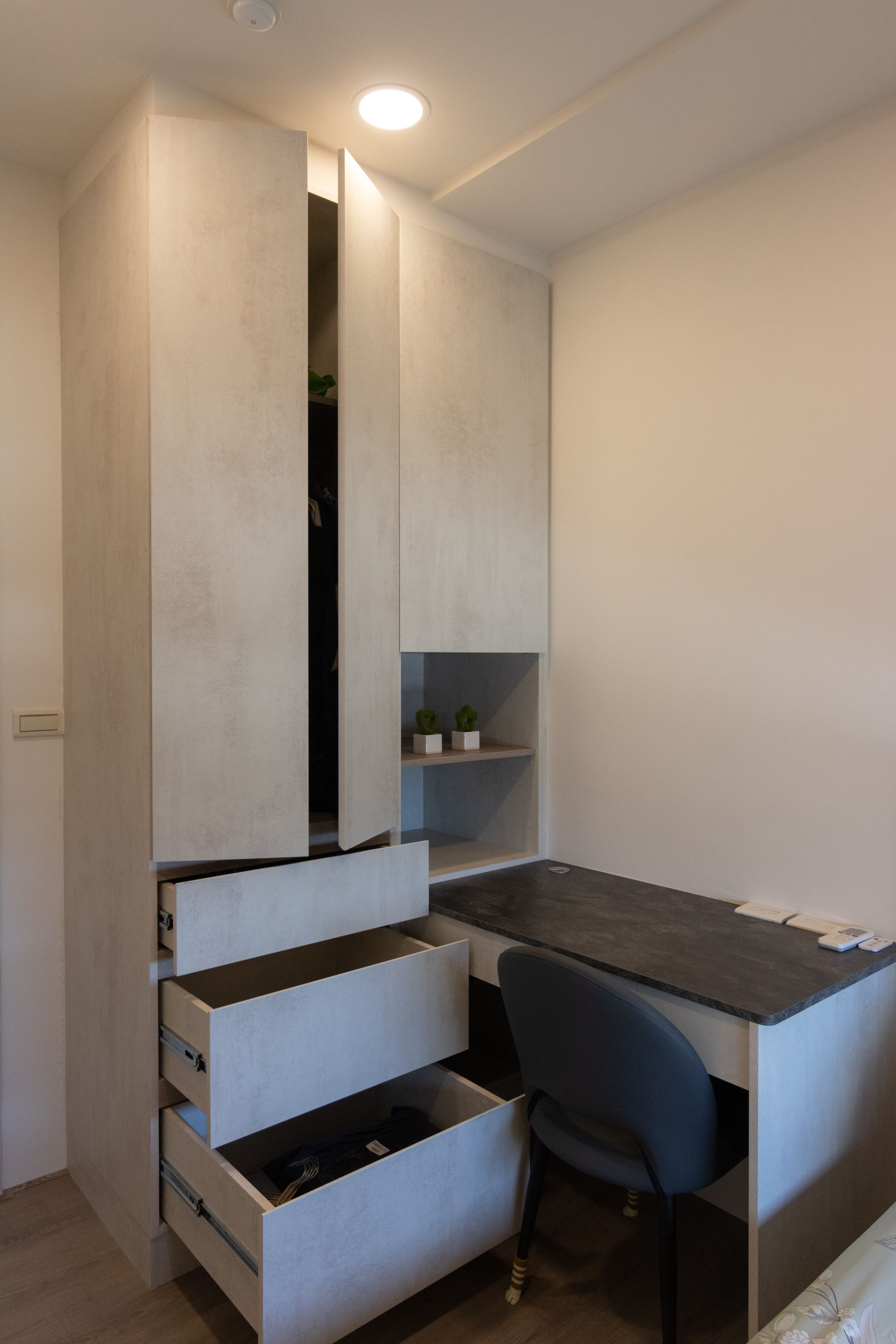 客房系統書桌組與衣櫃。專業系統家具規劃，打造簡約俐落的現代質感生活。