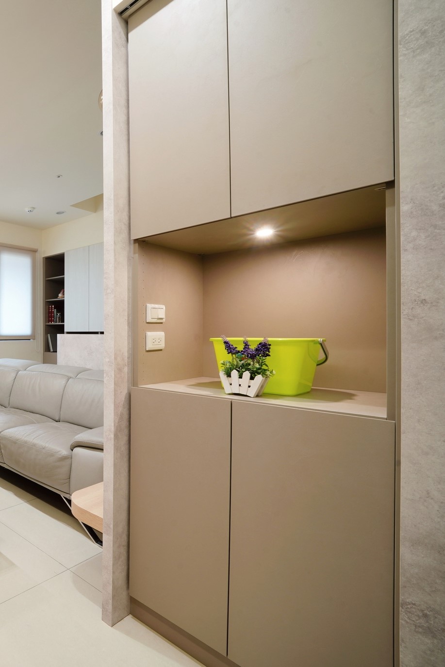 14坪北歐風新成屋。木質與白色調客廳，電視牆結合收納，營造溫馨俐落氛圍。  