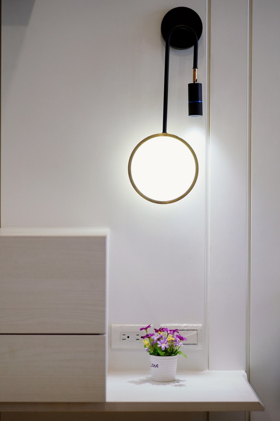 廚房白色櫥櫃搭中島設計。臥室一體式床頭，黑玻拉門衣櫃增添現代感。