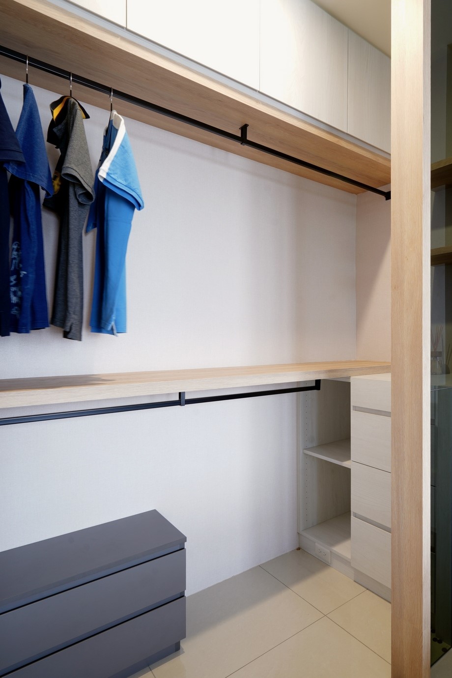 更衣室雙層吊掛設計，極大化收納。台南系統櫃設計完美平衡美學與實用性。
