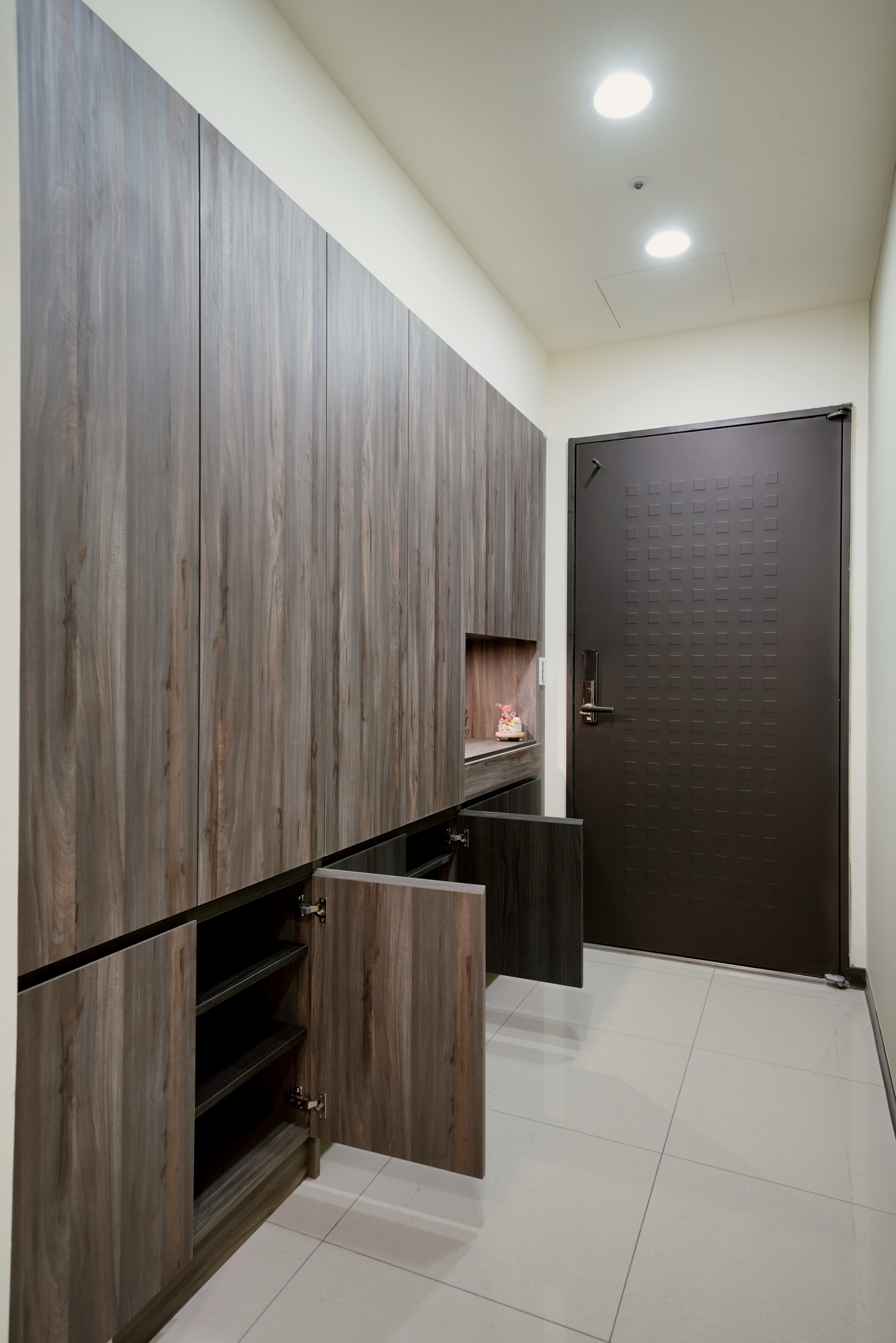 仁德14坪新成屋: 德盈系統家具將收納與動線完美整合,注入機能美學。