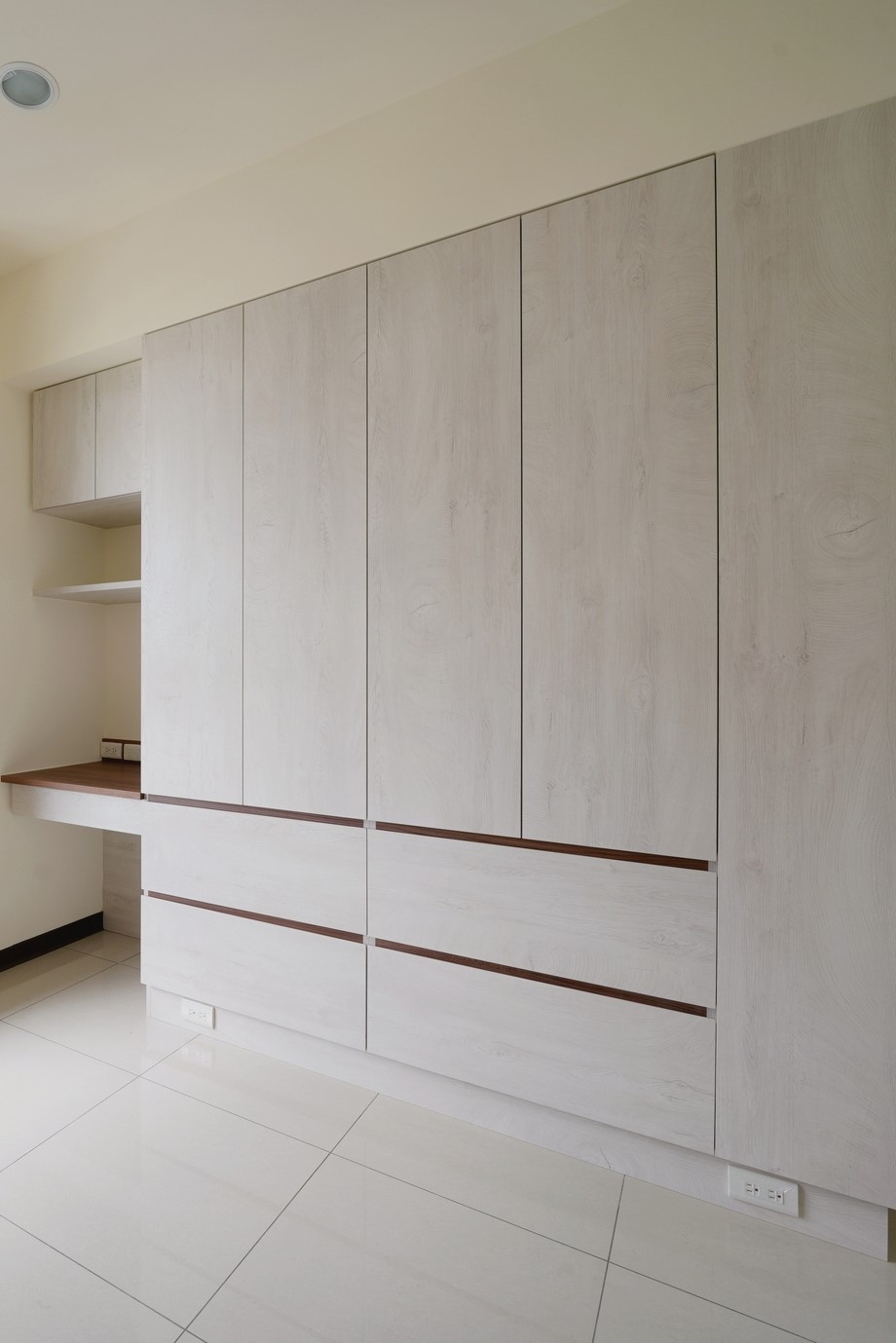 小坪數空間放大: 櫃體採簡約俐落線條,溫潤木質調創造放大視覺效果。