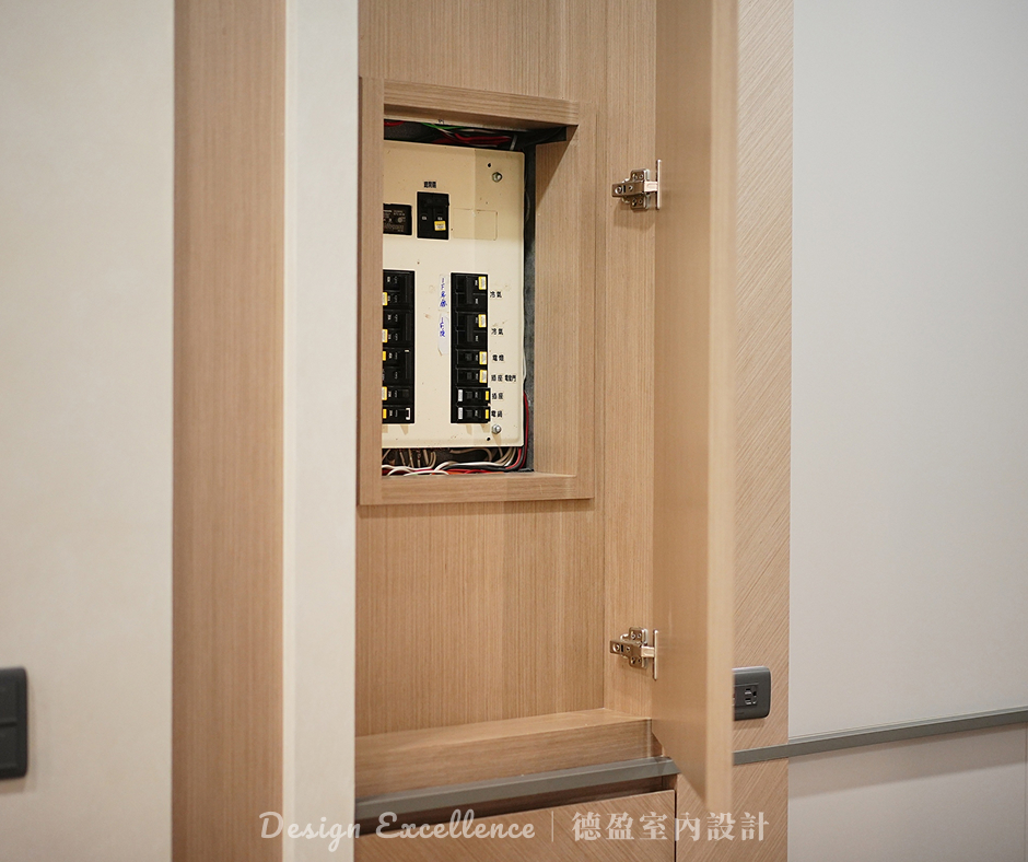 德盈在規劃冬季居家安全時，將電箱巧妙隱藏兼顧美感與用電安全，讓家在冷冷的冬天裡住得安心。