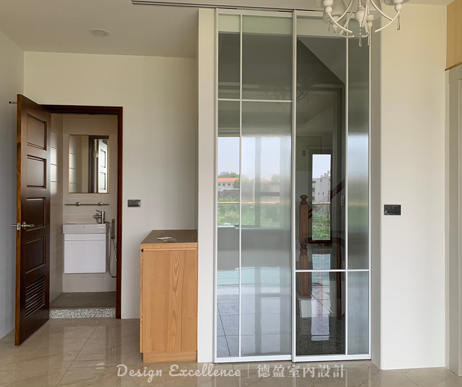 選用長虹玻璃或小冰柱玻璃，能透光並模糊視線，有效避免家人碰撞。