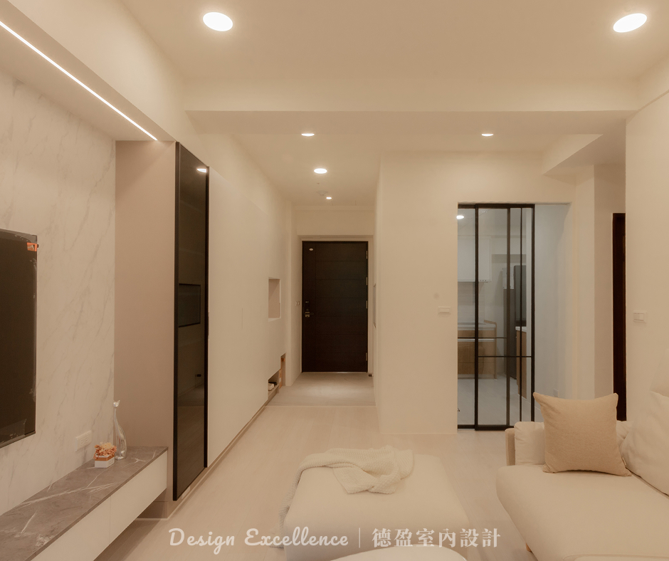 灰玻鋁框門展現內斂高級感，適合現代工業風，同時兼顧採光與美感。