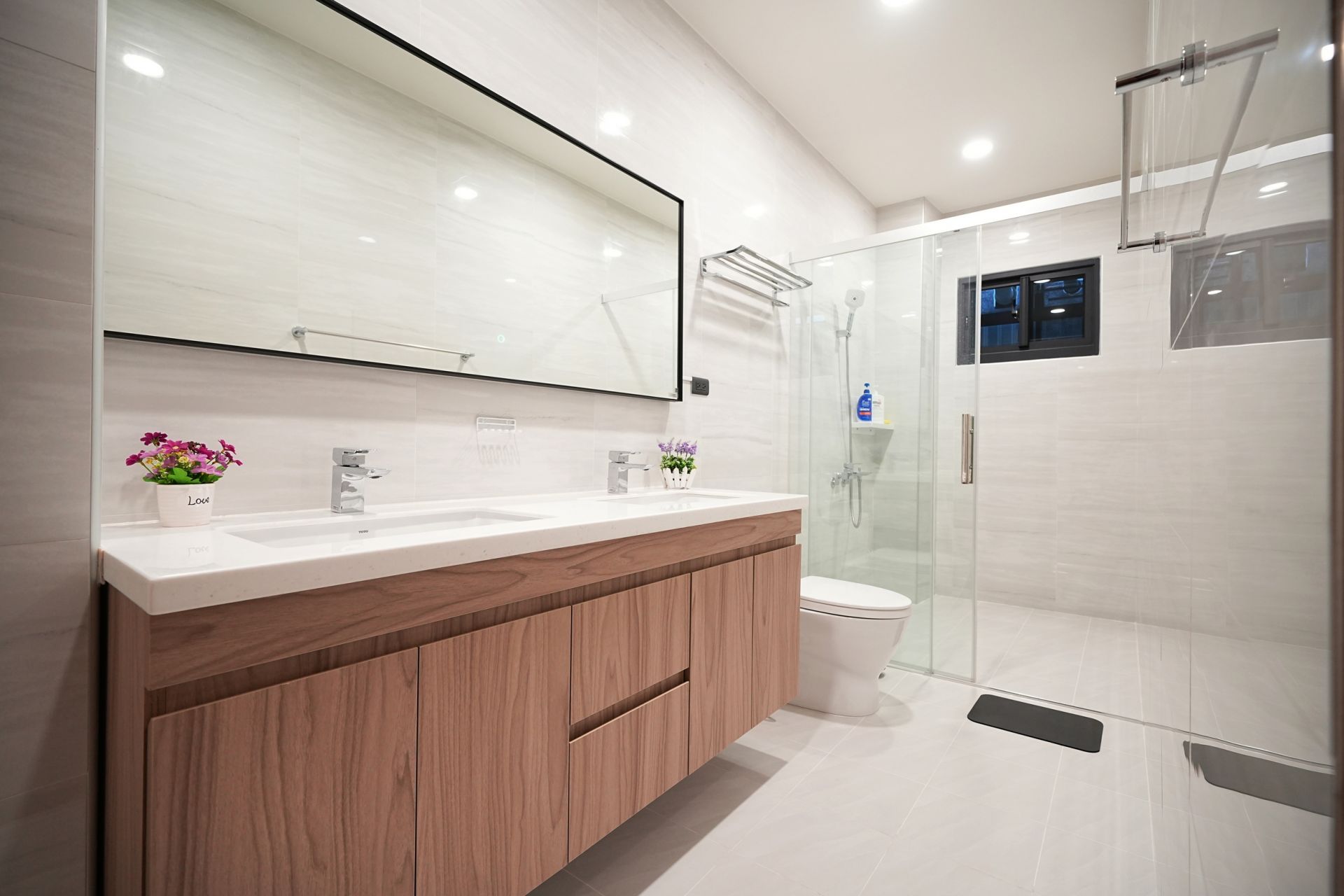 選擇防水發泡板做浴室櫃，即使過年大掃除直接用水沖洗也不怕變形，讓家事變得輕鬆又省心。